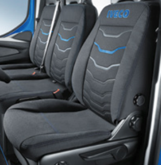 Housse de siège Iveco Daily PREMIUM BLUE - Tissu d'origine en microfibre respirante personnalisé avec logo IVECO et inserts bleus. Housse CONDUCTEUR avec ouverture pour accoudoir et ouverture pour molette de réglage lombaire - 500050881
